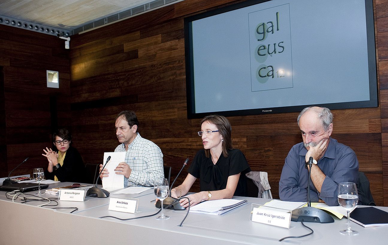 Laia Martinez Lopez, Antonio Reigosa, Ana Urkiza moderatzailea eta Juan Kruz Igerabide, atzo, Donostian izandako saioan. JUAN CARLOS RUIZ / ARGAZKI PRESS.