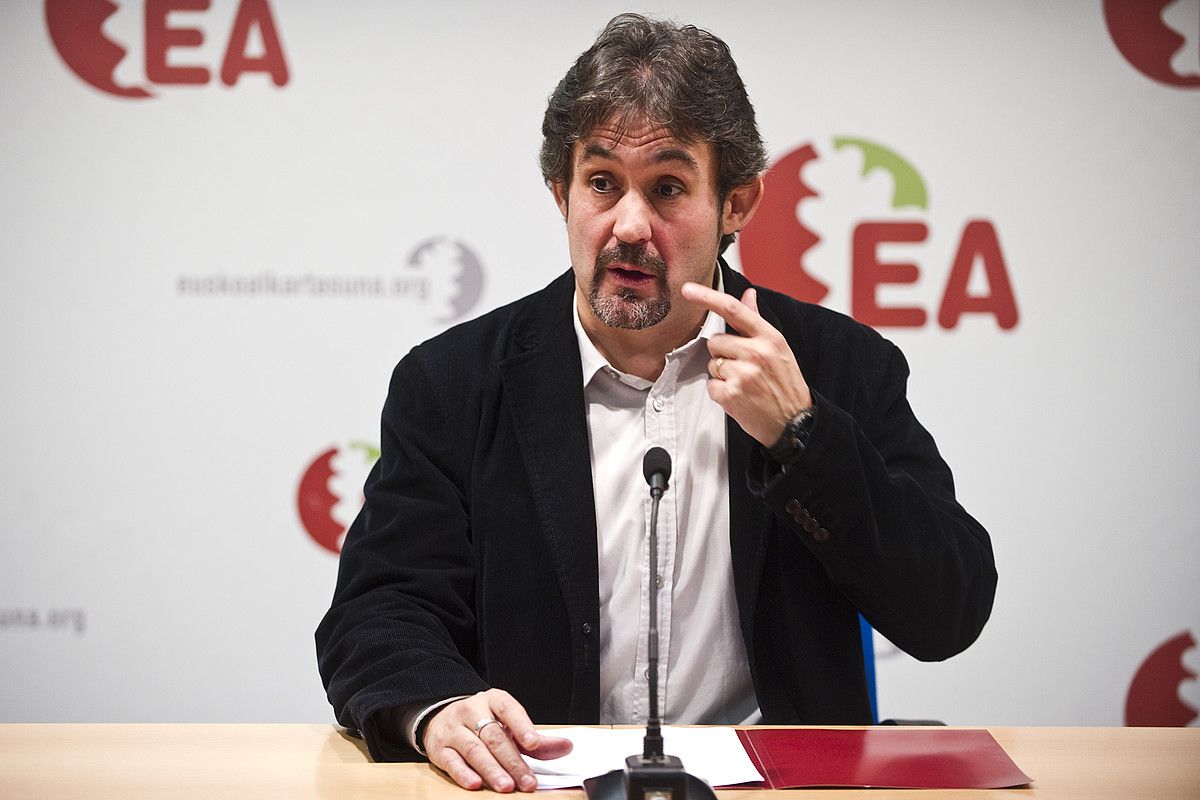 EAko idazkari nagusi Pello Urizar, atzo, bozen emaitzen gainean mintzatzeko eginiko agerraldian. JUANAN RUIZ/ ARP. EAko idazkari nagusi Pello Urizar, atzo, bozen emaitzen gainean mintzatzeko eginiko agerraldian. JUANAN RUIZ/ ARP.