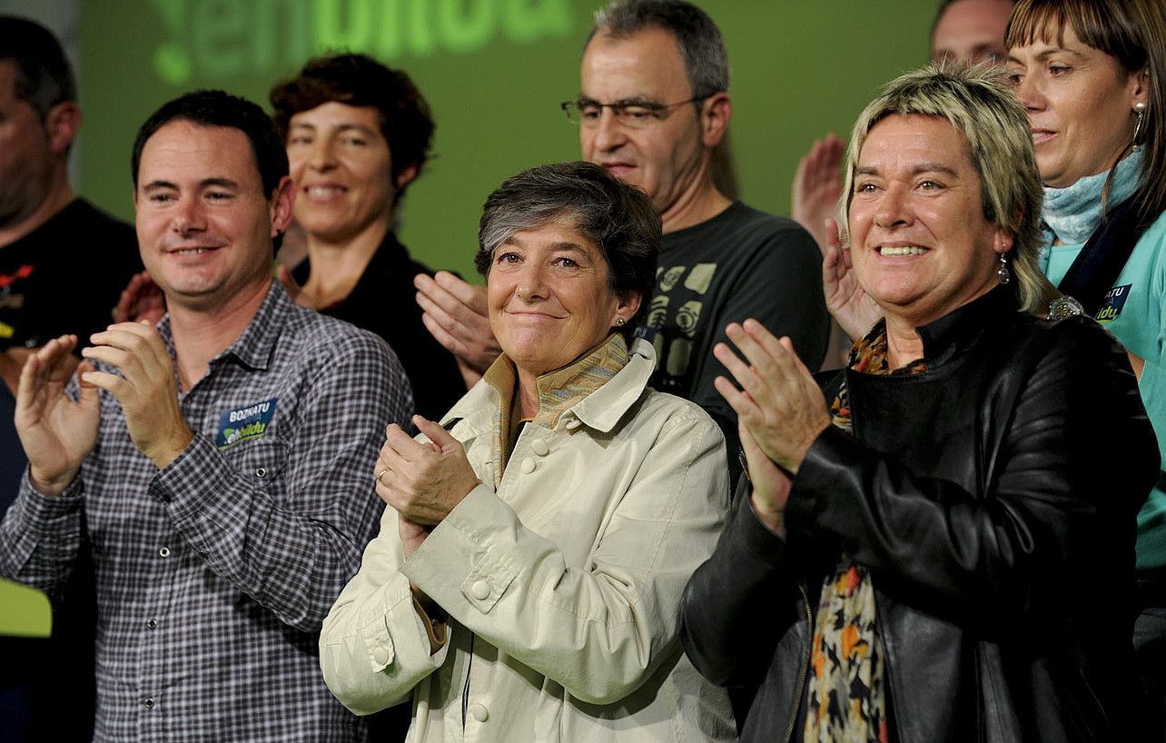 Hasier Arraiz, Laura Mintegi eta Belen Arrondo, atzo, Bilduren ekitaldian. JON HERNAEZ / ARGAZKI PRESS.