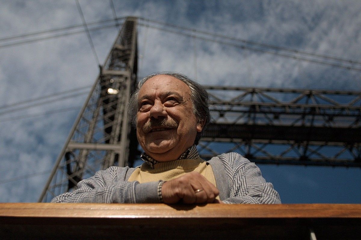 Mario Angel marrodan idazlea, 2002. urtean Portugalete jaioterrian eginiko argazkian. PEDRO URRESTI. Mario Angel marrodan idazlea, 2002. urtean Portugalete jaioterrian eginiko argazkian. PEDRO URRESTI.