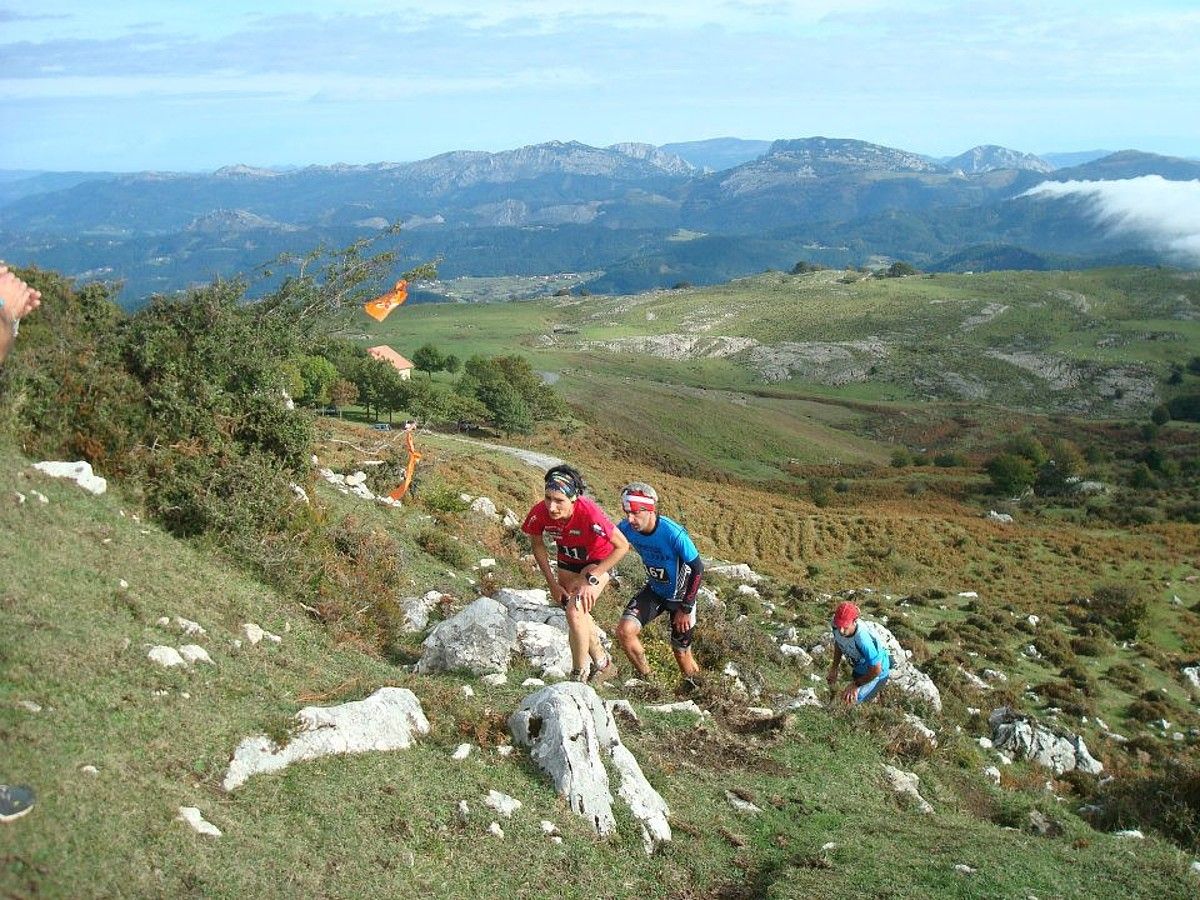 Oihana Kortazar Gorbeia Suzien Eguzkilore sarian, mendian gora. GORBEIA SUZIEN.