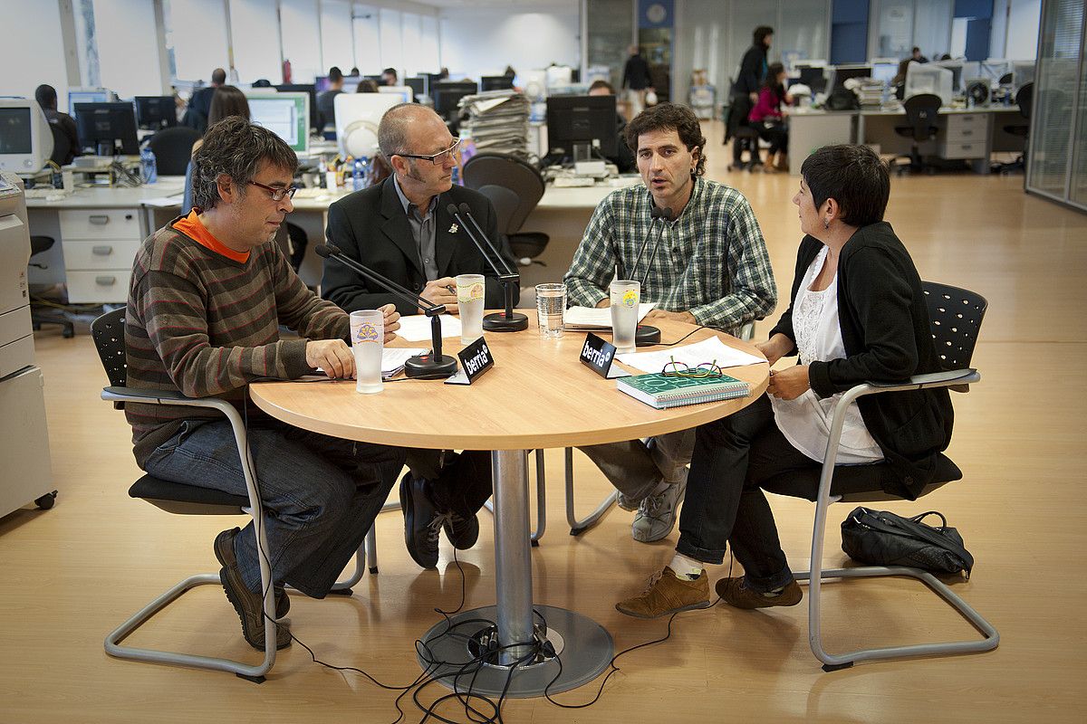 Paul Bilbao, Mikel Irizar, Iñaki Petxarroman kazetaria eta Mertxe Mujika, atzo, BERRIAren Andoaingo erredakzioan. GARI GARAIALDE / ARGAZKI PRESS.