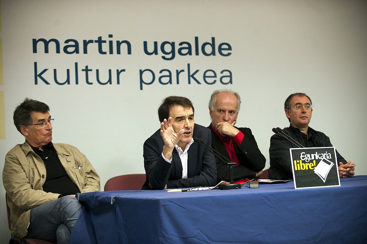 Joan Mari Torrealdai, Iñigo Iruin, Martxelo Otamendi eta Iñaki Uria, atzoko agerraldian. JUAN CARLOS RUIZ / ARGAZKI PRESS. Joan Mari Torrealdai, Iñigo Iruin, Martxelo Otamendi eta Iñaki Uria, atzoko agerraldian. JUAN CARLOS RUIZ / ARGAZKI PRESS.
