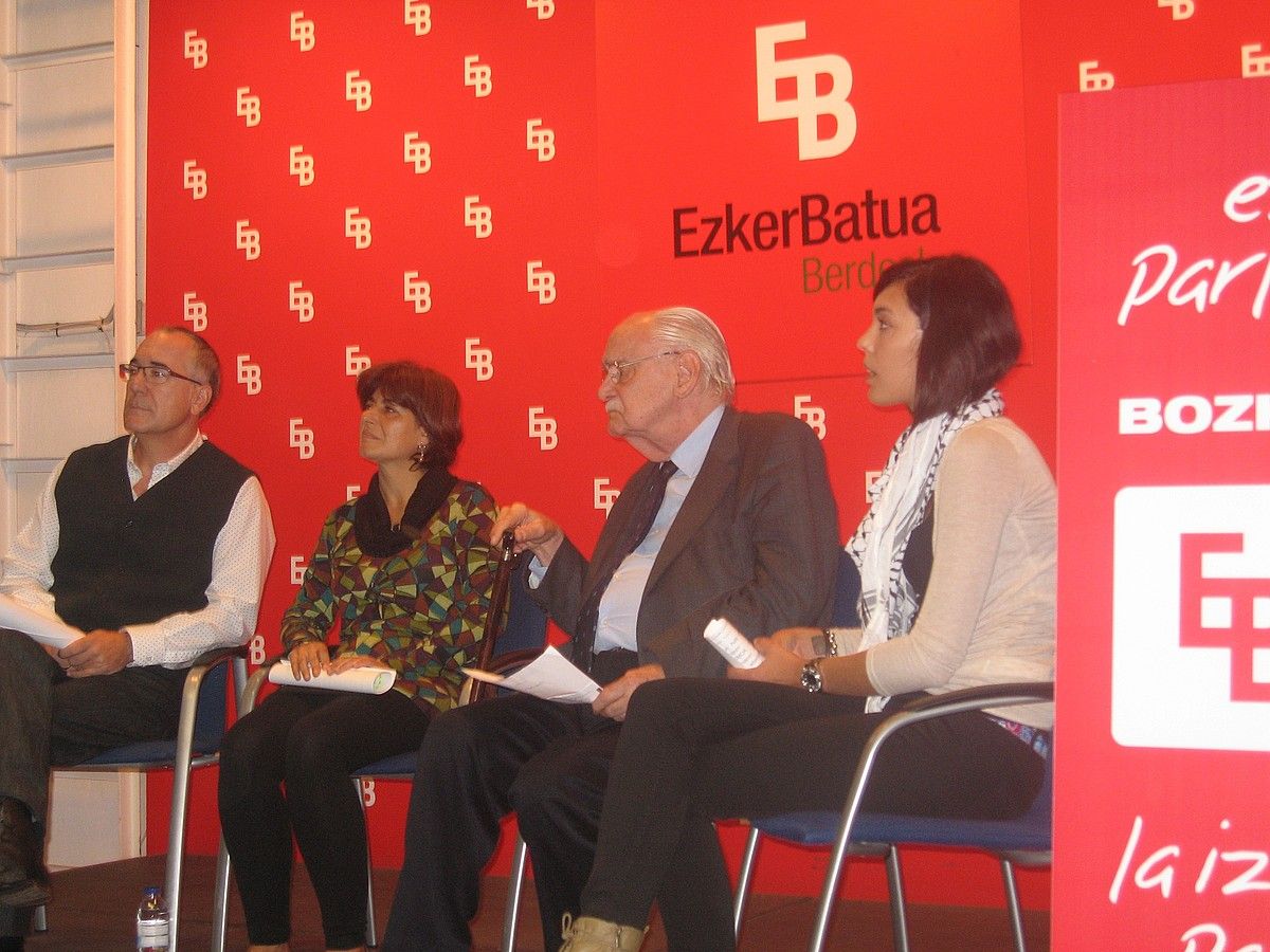 EBko zerrendaburuak, atzo, Antonio Alvarez Solisekin. BERRIA.