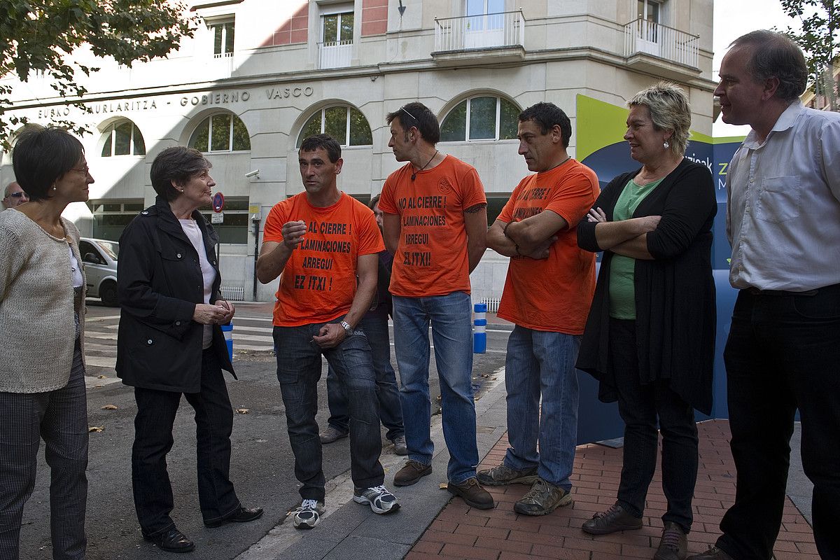 Laura Mintegi lehendakarigaia, atzo, EH Bilduko zerrendakide batzuekin eta Celsa Atlanticako zenbait langilerekin. JUANAN RUIZ / ARGAZKI PRESS. Laura Mintegi lehendakarigaia, atzo, EH Bilduko zerrendakide batzuekin eta Celsa Atlanticako zenbait langilerekin. JUANAN RUIZ / ARGAZKI PRESS.