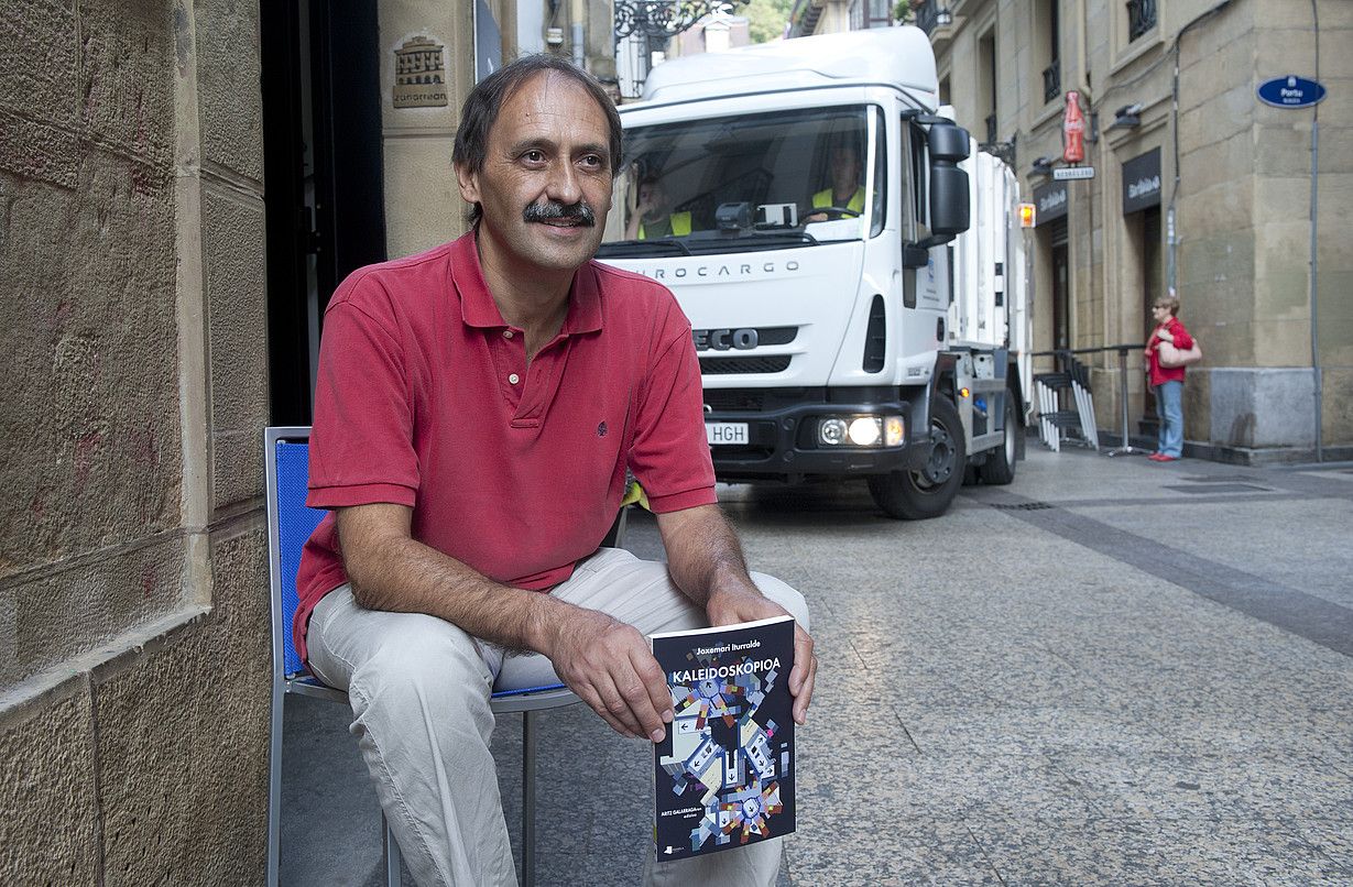 Joxemari Iturralde, Donostian, liburua esku artean duela. JON URBE / ARP.