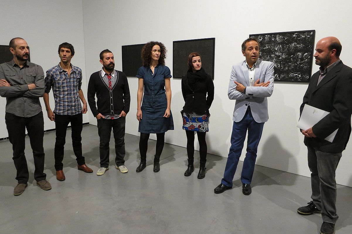 Erakusketan parte hartzen duten bost artistak, Gobernuko eta zentroko ordezkariekin. UHARTEKO ARTE GARAIKIDEKO ZENTROA. Erakusketan parte hartzen duten bost artistak, Gobernuko eta zentroko ordezkariekin. UHARTEKO ARTE GARAIKIDEKO ZENTROA.