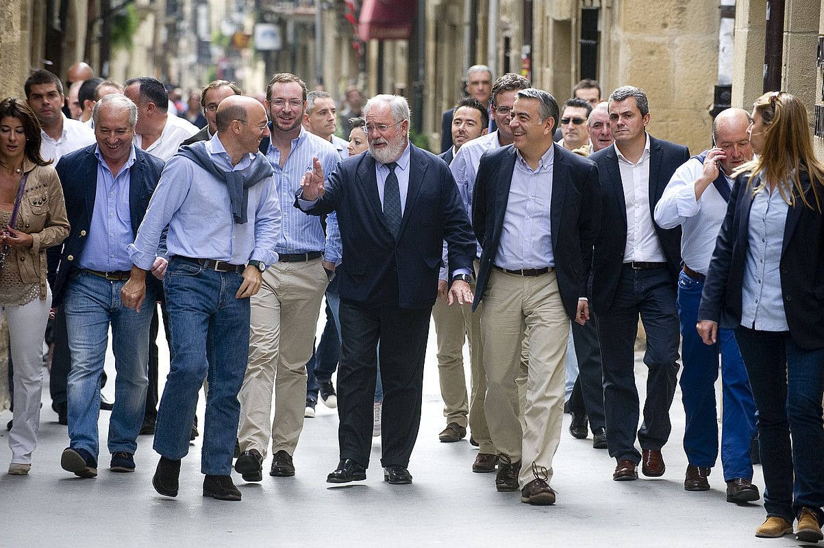PPren bilkura handia, Guardian, atzo. Besteak beste, Antonio Basagoiti eta Arias Cañete ministroa. RAUL BOGAJO / ARP. PPren bilkura handia, Guardian, atzo. Besteak beste, Antonio Basagoiti eta Arias Cañete ministroa. RAUL BOGAJO / ARP.