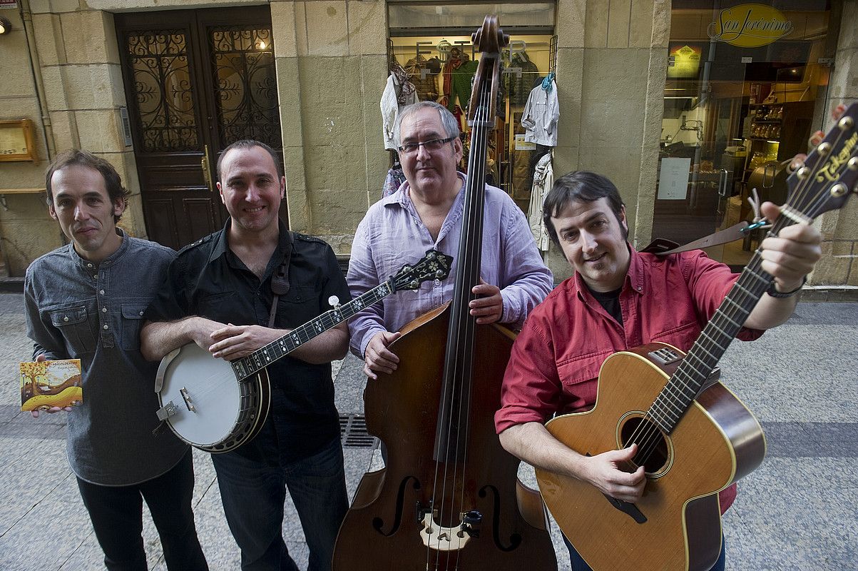 Zelaieta, Garcia, Sorzabalbere eta Goietxe Mugaldekoak taldeko kideak, atzo Donostian. ANDONI CANELLADA / ARP.