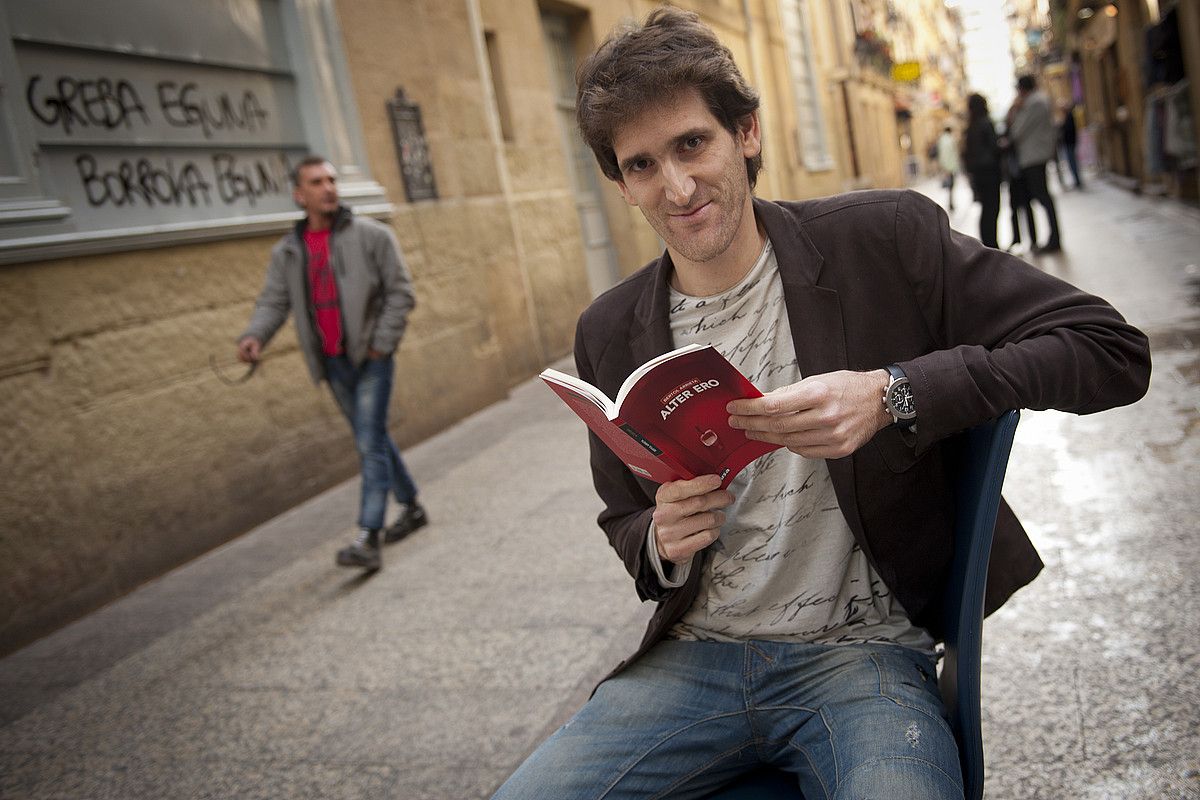 Bertol Arrieta, Alter ero ipuin liburua eskuetan duela, atzo, Donostian. GARI GARAIALDE / ARGAZKI PRESS. Bertol Arrieta, Alter ero ipuin liburua eskuetan duela, atzo, Donostian. GARI GARAIALDE / ARGAZKI PRESS.