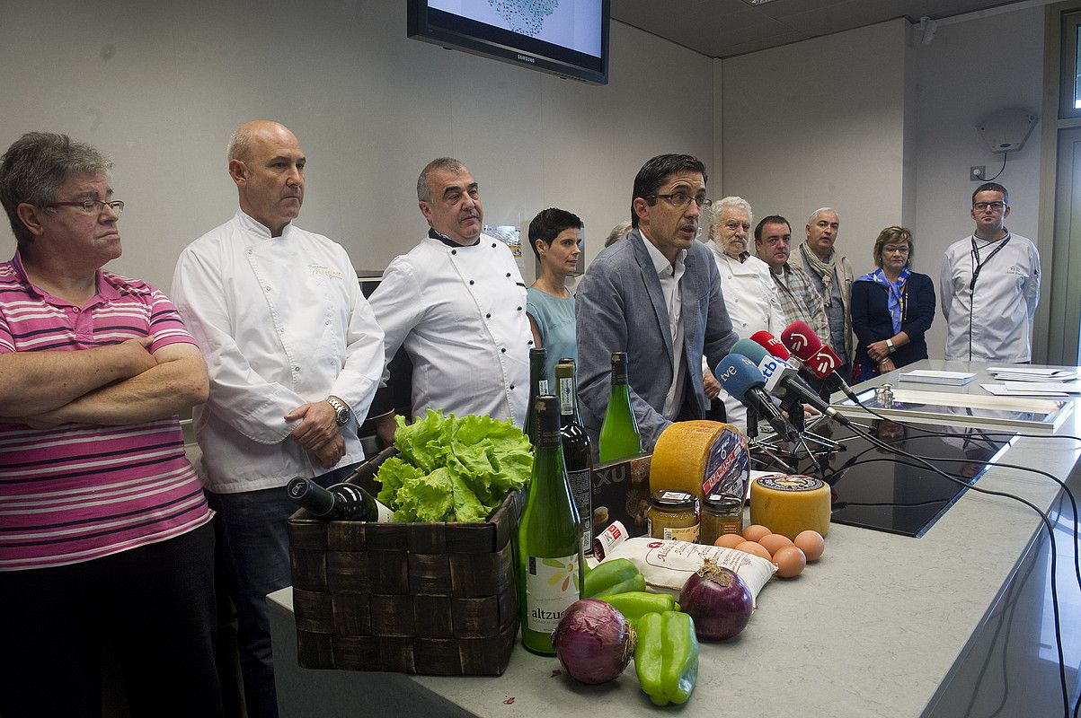 Jose Mari Aizega Basque Culinary Centerreko zuzendaria sukaldariekin, atzoko aurkezpenean. ANDONI CANELLADA / ARP.