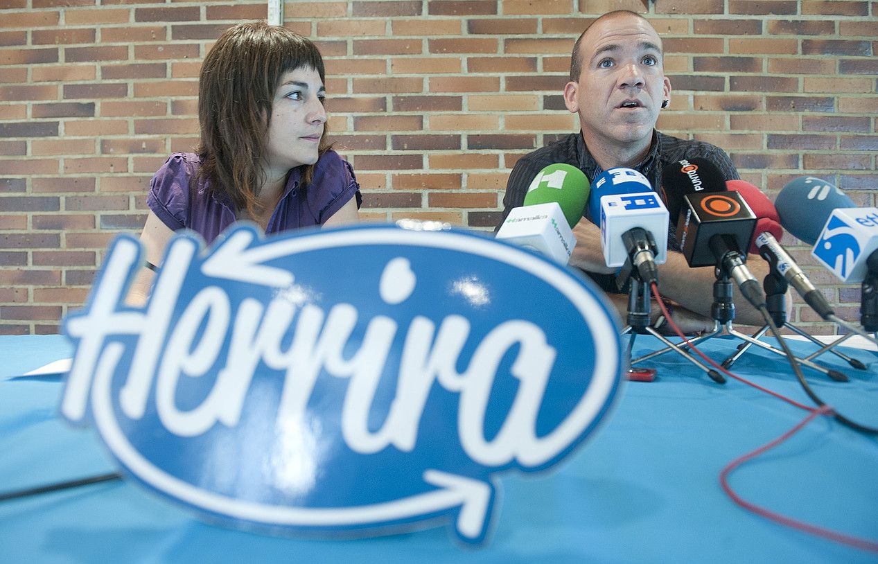 Amaia Esnal eta Jon Garai, atzo, Donostian. JON URBE / ARGAZKI PRESS. Amaia Esnal eta Jon Garai, atzo, Donostian. JON URBE / ARGAZKI PRESS.