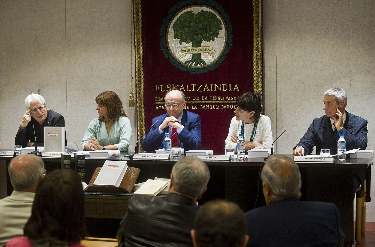 Sarasola, Nogeras, Urrutia, Osa eta Sagarna, atzo, Bilbon egin zuten aurkezpenean. LUIS JAUREGIALTZO / ARGAZKI PRESS. Sarasola, Nogeras, Urrutia, Osa eta Sagarna, atzo, Bilbon egin zuten aurkezpenean. LUIS JAUREGIALTZO / ARGAZKI PRESS.