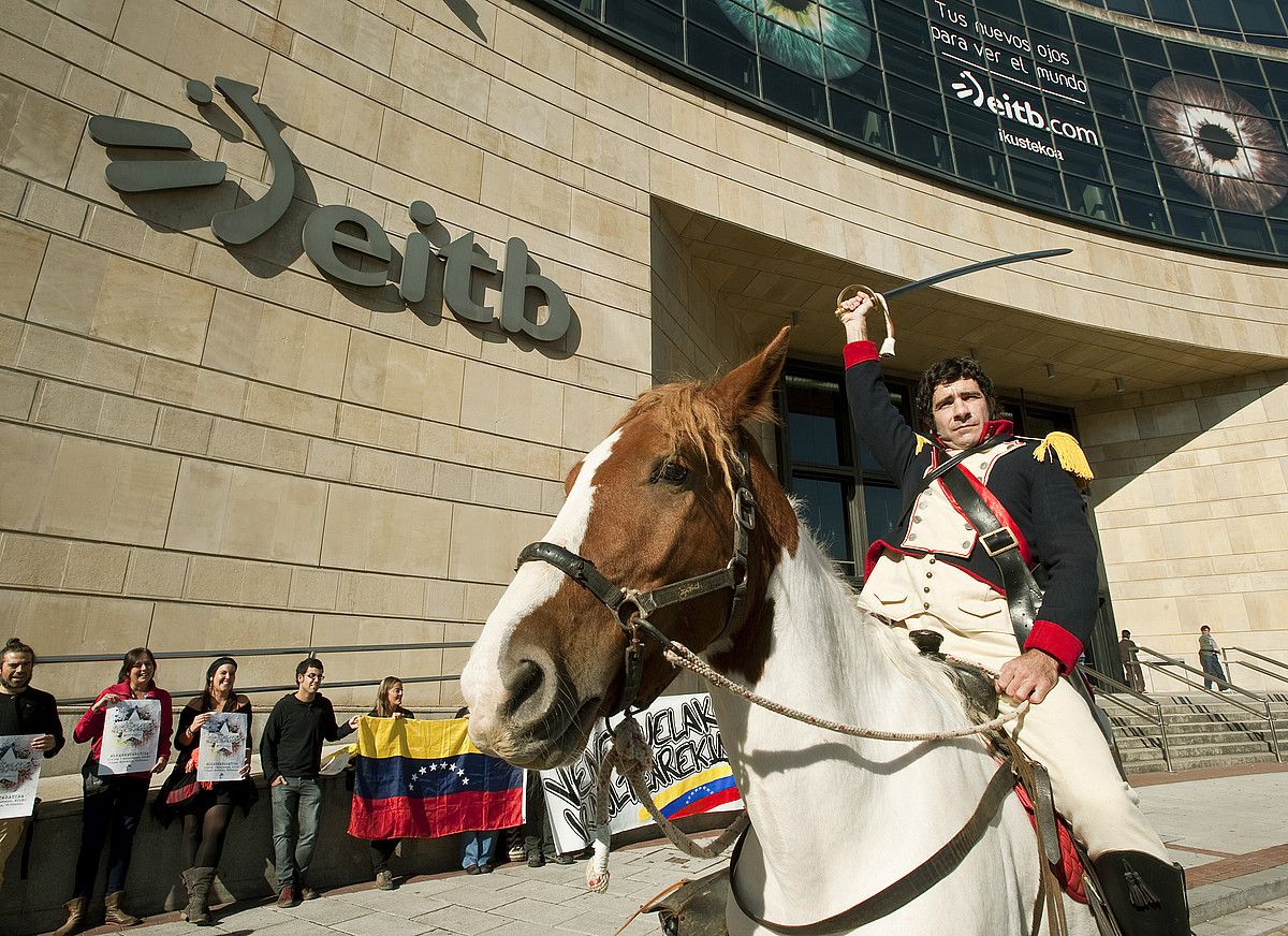 Simon Bolivar irudikatu zuen pertsona, atzo, zaldi gainean eta ezpata eskuan, EITBren egoitzaren parean. JON HERNAEZ / ARGAZKI PRESS.