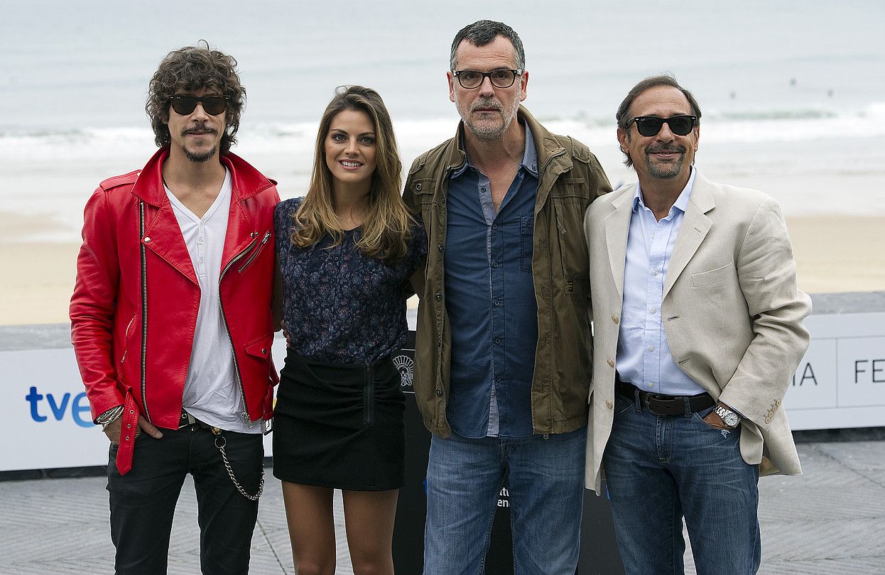 Oscar Jaenada, Amaia Salamanca, Eduard Cortes eta Guillermo Francella, atzo, Donostian. IDOIA ZABALETA / ARP. Oscar Jaenada, Amaia Salamanca, Eduard Cortes eta Guillermo Francella, atzo, Donostian. IDOIA ZABALETA / ARP.