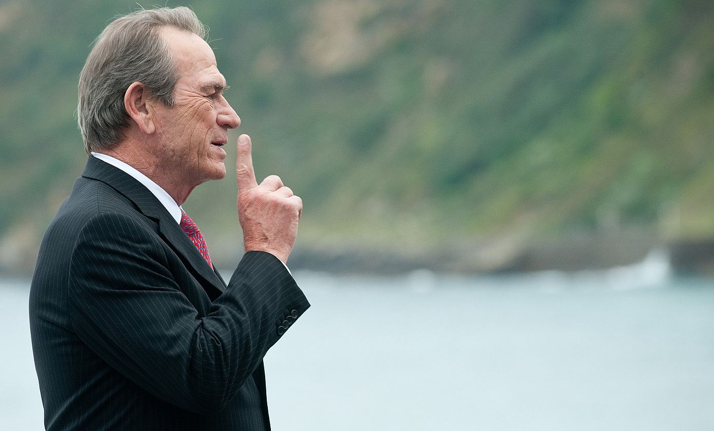 Tommy Lee Jones atzo arratsaldean, Donostian, umore onez. JON URBE / ARGAZKI PRESS.