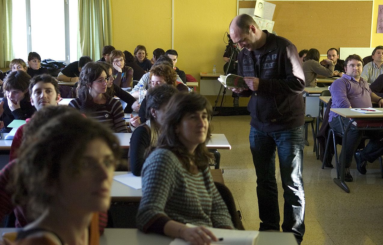 Andoni Egaña, Euskal Kulturgintzaren Transmisioa graduondoko saio batean, duela lau urte. RAUL BOGAJO /  ARGAZKI PRESS.