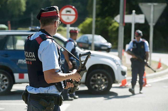 Mossoak, polizia kontrol batean, gaur. ROBIN TOWNSEND, EFE