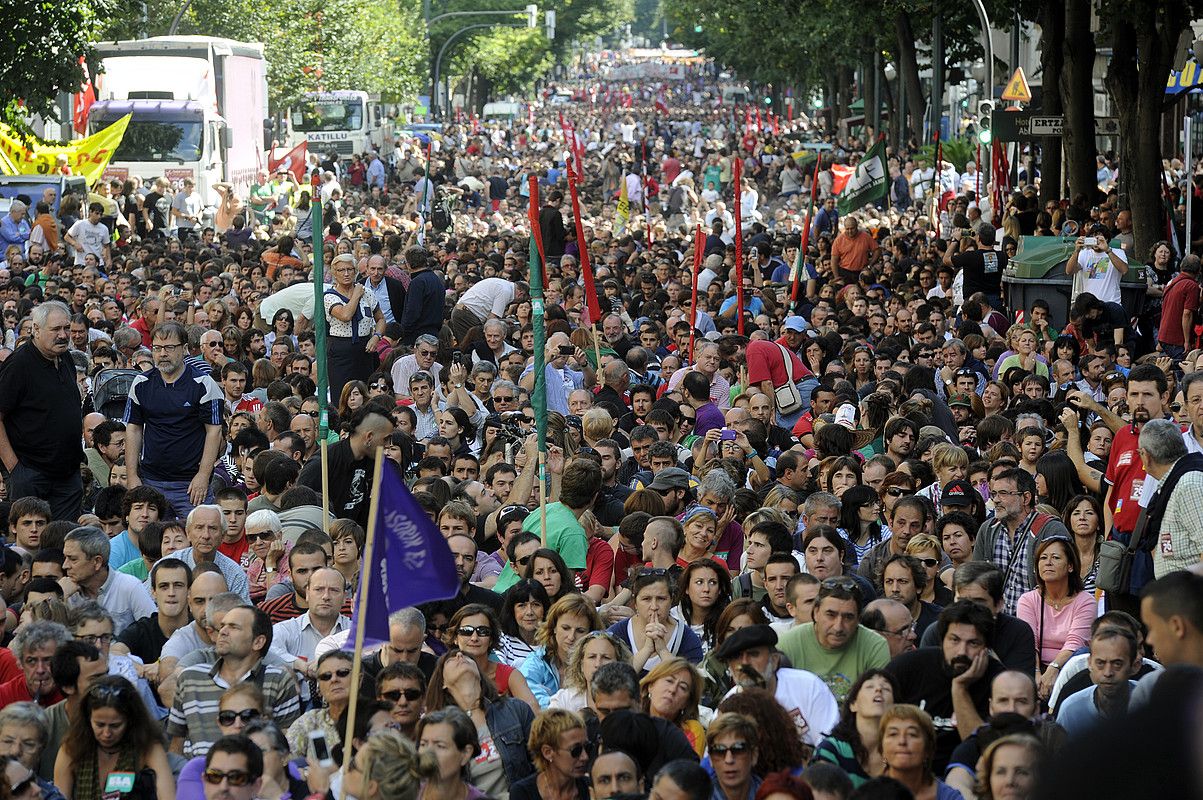 Milaka lagun Bilboko Kale Nagusia betetzen, atzo eguerdian. LUIS JAUREGIALTZO / ARGAZKI PRESS. Milaka lagun Bilboko Kale Nagusia betetzen, atzo eguerdian. LUIS JAUREGIALTZO / ARGAZKI PRESS.