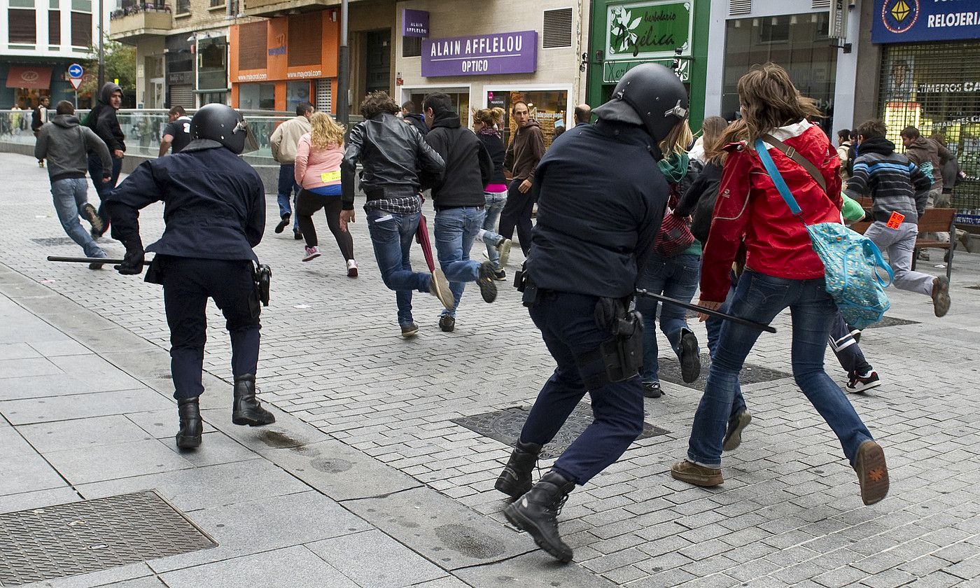 Espainiako Poliziaren presentziak eta oldarraldiak baldintzatu zuten greba Iruñerrian atzo. JAGOBA MANTEROLA / ARP. Espainiako Poliziaren presentziak eta oldarraldiak baldintzatu zuten greba Iruñerrian atzo. JAGOBA MANTEROLA / ARP.