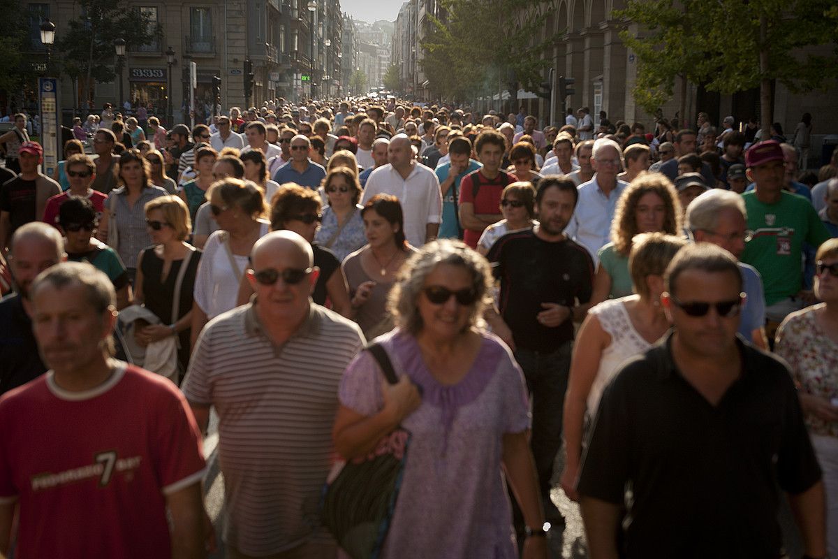 Milaka lagun bildu dira Donostian Espainiako Gobernuaren murrizketen aurka egindako manifestazioan. GARI GARAIALDE / ARGAZKI PRESS.