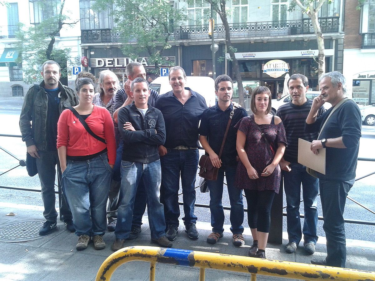 Herrira-ko kideak atzo, ordezkari politiko eta gizarte eragileekin, Espainiako Auzitegi Nazionalaren aurrean (Madril). BERRIA. Herrira-ko kideak atzo, ordezkari politiko eta gizarte eragileekin, Espainiako Auzitegi Nazionalaren aurrean (Madril). BERRIA.