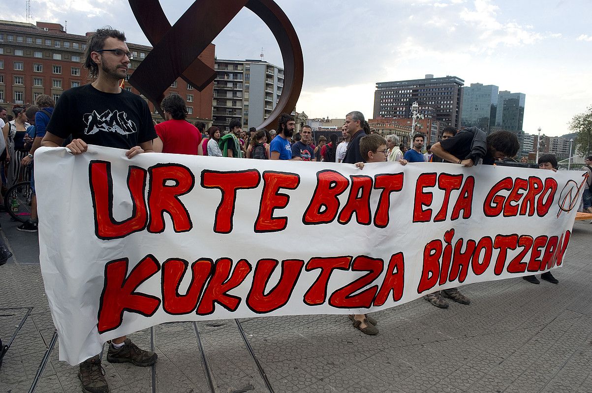 Bilboko udaletxearen aurrean elkarretaratzea egin zuten atzo, Kukutza gogoan hartuta. MONIKA DEL VALLE / ARGAZKI PRESS. Bilboko udaletxearen aurrean elkarretaratzea egin zuten atzo, Kukutza gogoan hartuta. MONIKA DEL VALLE / ARGAZKI PRESS.