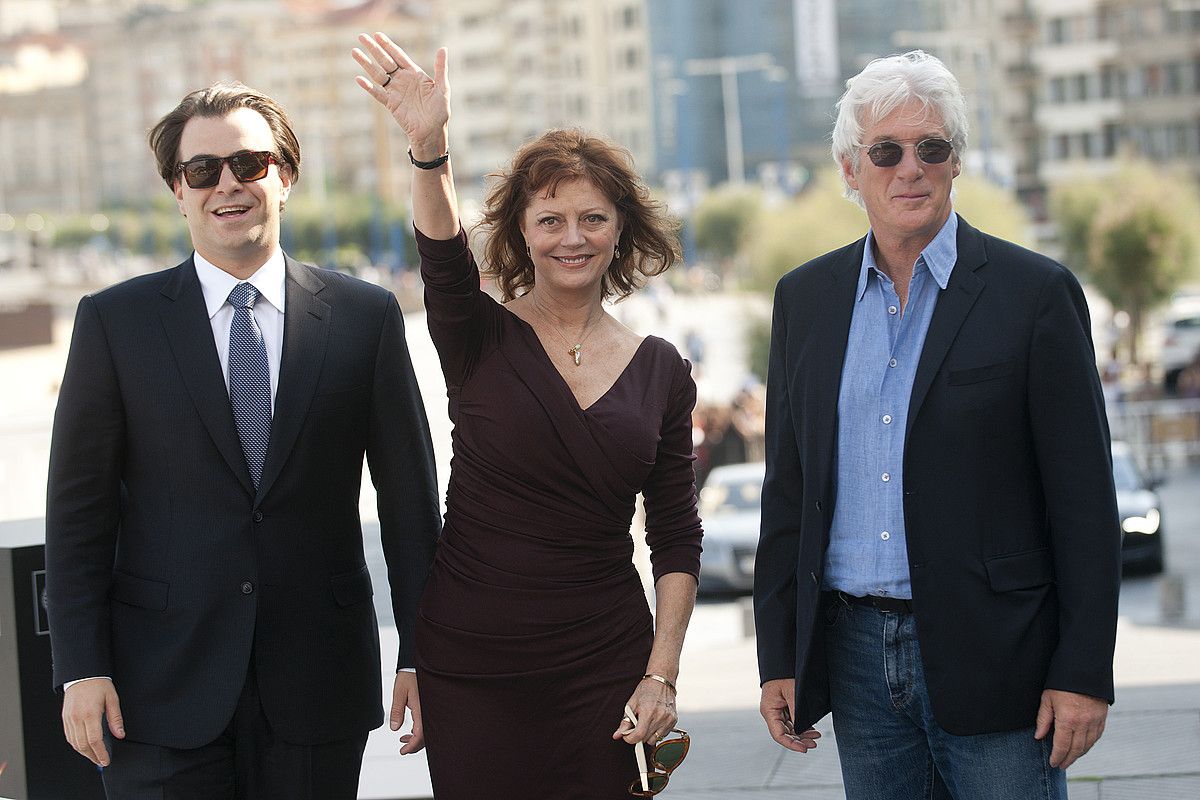 Nicholas Jarecki, Susan Sarandon eta Richard Gere, atzo, filma aurkeztu eta gero. GARI GARAIALDE / ARGAZKI PRESS. Nicholas Jarecki, Susan Sarandon eta Richard Gere, atzo, filma aurkeztu eta gero. GARI GARAIALDE / ARGAZKI PRESS.