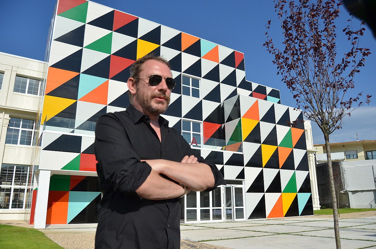 Liam Gillick artista, Astra eraikinaren aurrealdean. ENDIKA URLEZAGA.