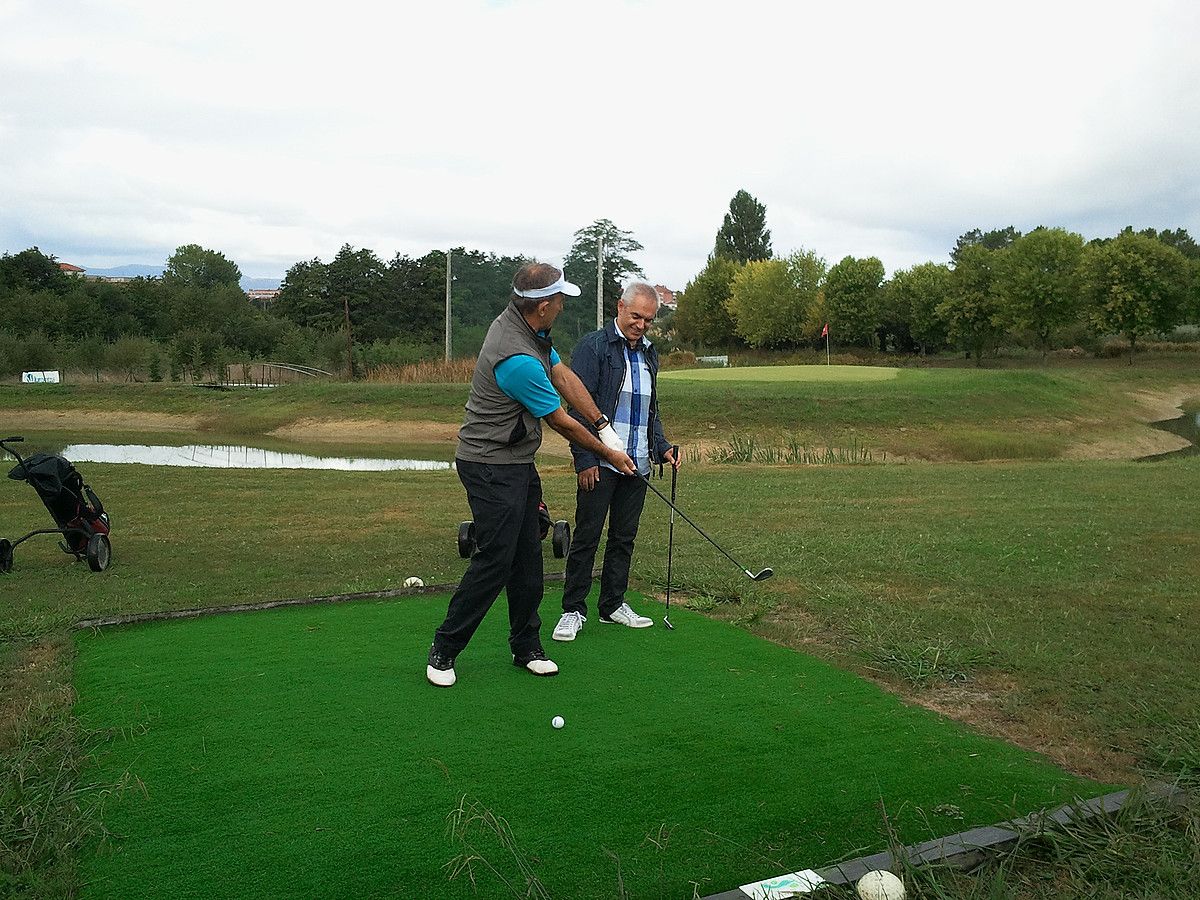 Jose Luis Korta, Kaikuko entrenatzailea, Xabier Euzkitze aurkezlearekin golfean, Bisitaria saioko lehen atalean. ETB.