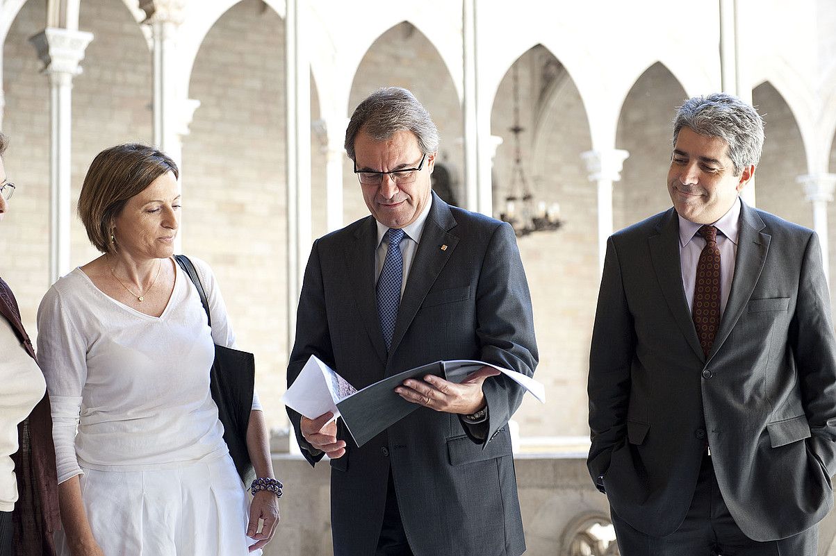 Carme Forcadell ANCko presidentea, Artur Mas Generalitateko presidentea, eta Francesc Homs  bozeramailea, atzo, gobernuko egoitzan. GALDRIC PEÑEROJA.