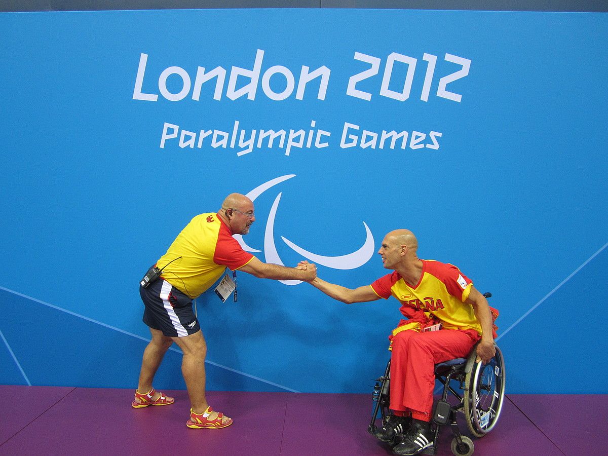 Javier de Aymerich eta Richard Oribe, elkarri bostekoa ematen, Londresko Paralinpiar Jokoetan. BERRIA.