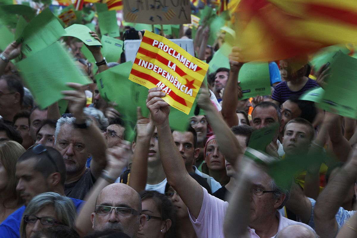 Bartzelonan Katalunia osotik bildutako jendea, Diada egunean, independentzia eske, atzo. ORIOL CLAVERA / EFE. Bartzelonan Katalunia osotik bildutako jendea, Diada egunean, independentzia eske, atzo. ORIOL CLAVERA / EFE.