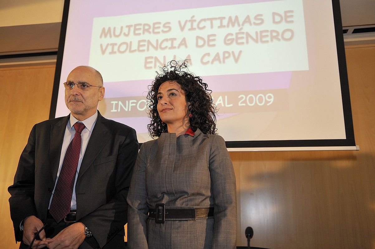 Rodolfo Ares, Herrizaingo sailburu ohia, eta Mariola Serrano Biktimen Arretarako zuzendaria. IREKIA. Rodolfo Ares, Herrizaingo sailburu ohia, eta Mariola Serrano Biktimen Arretarako zuzendaria. IREKIA.