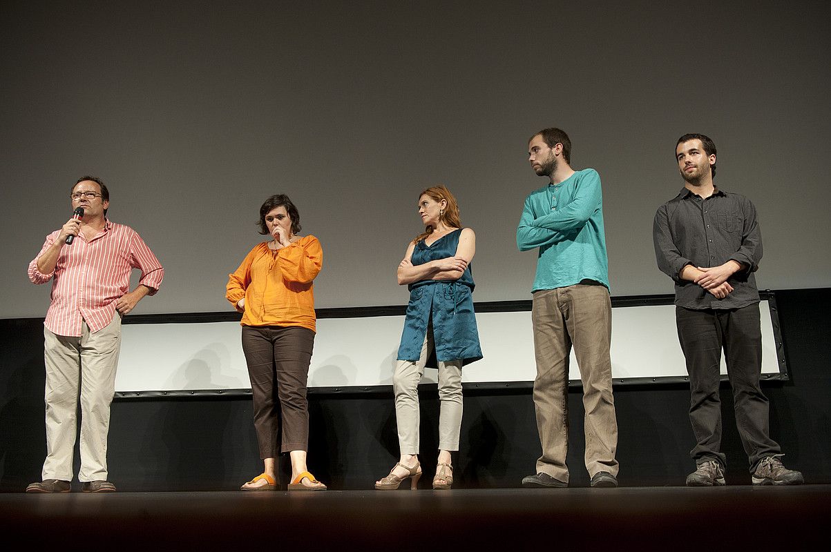 Eneko Olasagasti, Enara Goikoetxea, Mireia Gabilondo, Txaber Larreategi eta Josu Martinez, filma aurkezten, oholtza gainean. JON URBE / ARGAZKI PRESS.