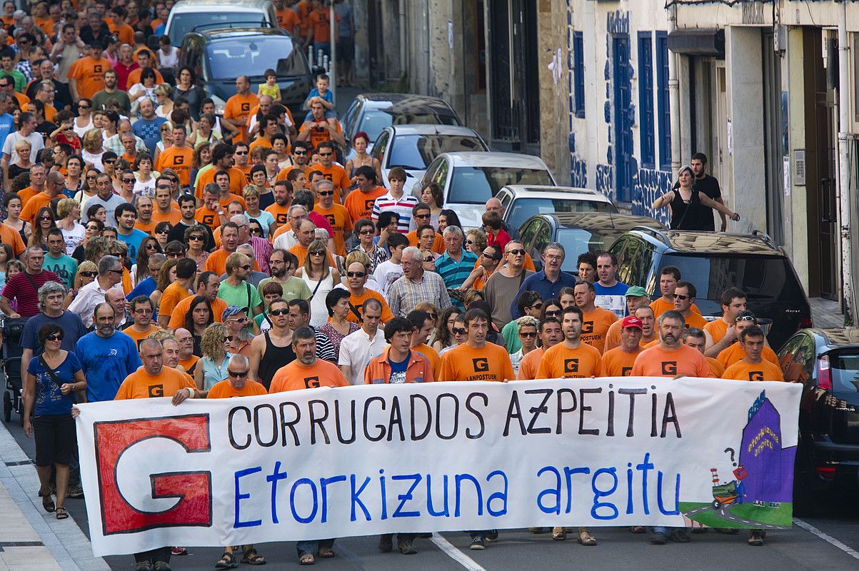 Manifestazioa Corrugadosen hartzekodun nagusi den BBVAren egoitzaren aurrean amaitu zuten. G. RUBIO / ARP.