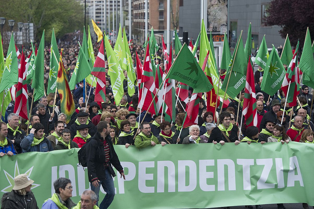 Independentistak sareak deituta Aberri Egunez Iruñean egindako manifestaldia. JAGOBA MANTEROLA / ARGAZKI PRESS. Independentistak sareak deituta Aberri Egunez Iruñean egindako manifestaldia. JAGOBA MANTEROLA / ARGAZKI PRESS.