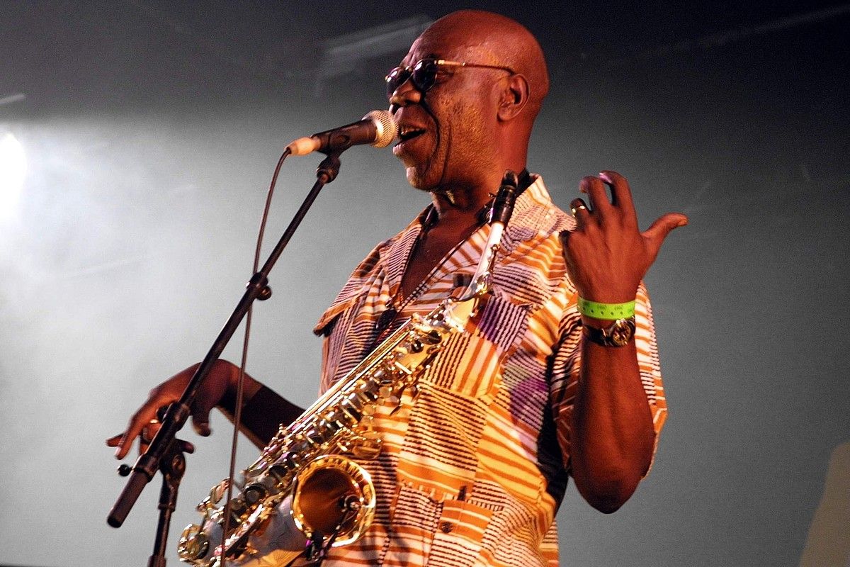 Manu Dibango Oreka TX-rekin ariko da Baionan. BERRIA.