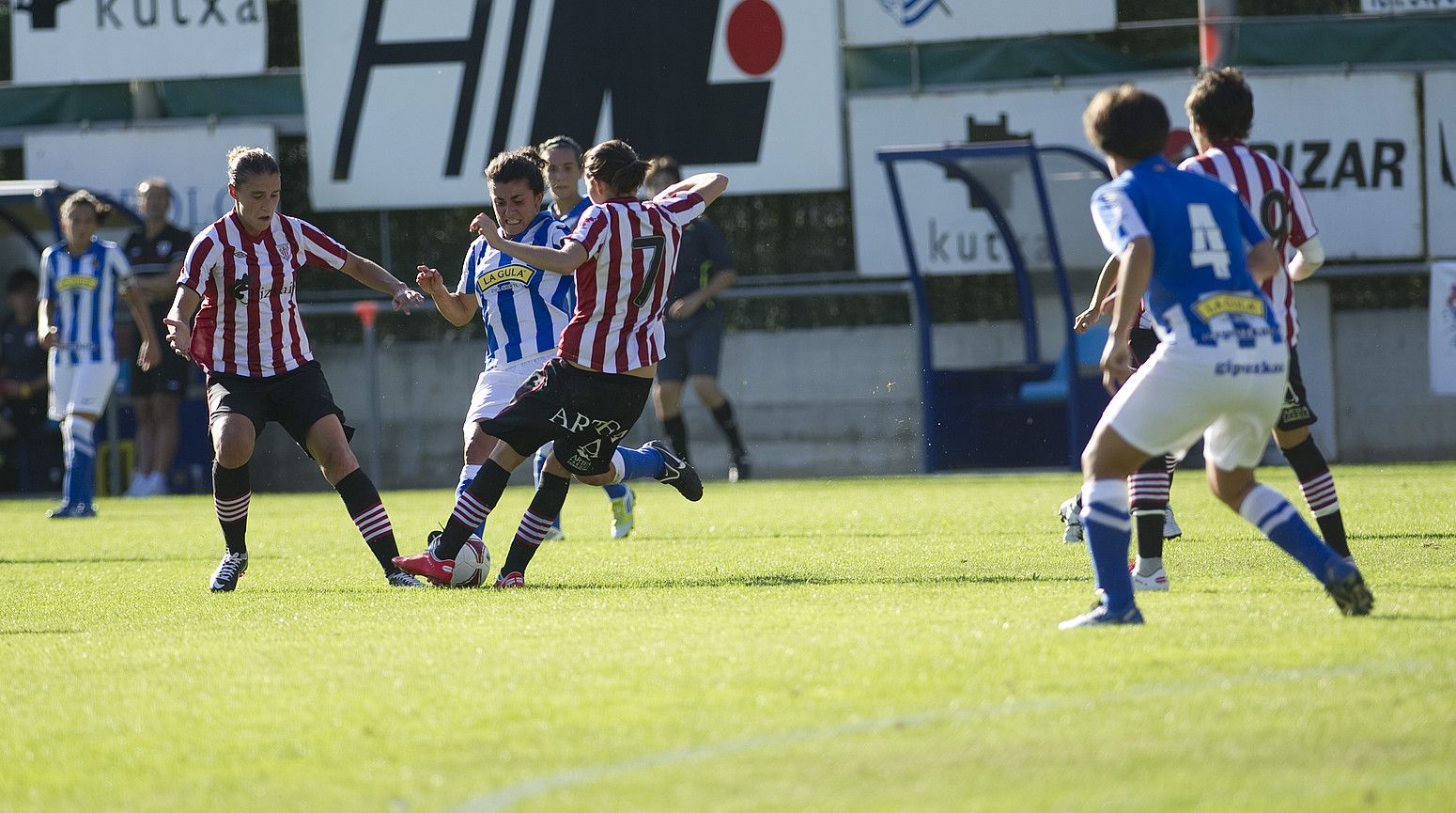 Athleticeko eta Realeko jokalariak, joan den igandean, Beasainen, Loinaz futbol zelaian, Euskal Herriko Kopako finalean; txuri-urdinek irabazi zuten, 2-0. GORKA RUBIO / ARGAZKI PRESS.