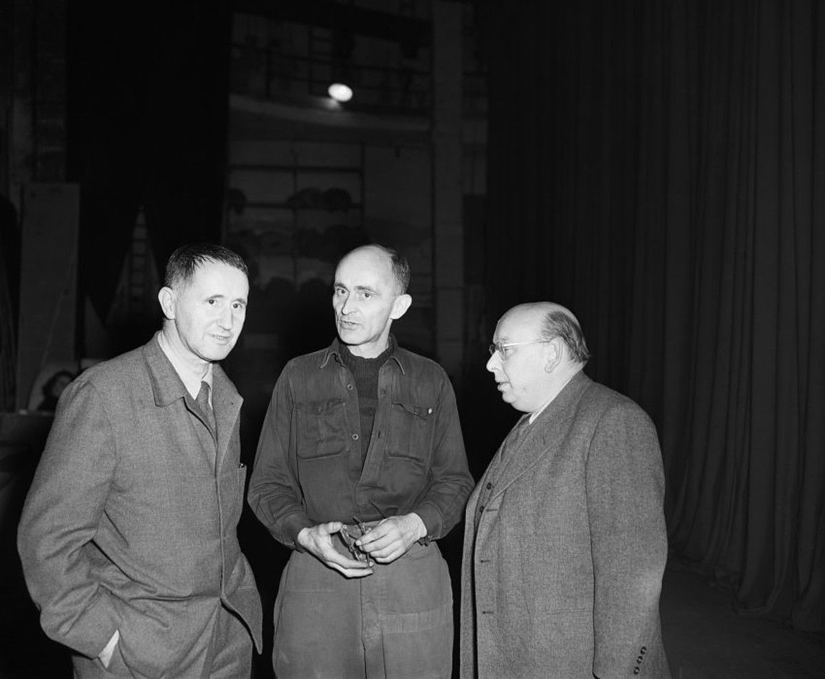 Hanns Eisler (eskuinean), Bertolt Brecht idazlearekin eta argiketari batekin, Berliner Ensemble antzokiaren agertokian, 1950ean. BETTMANN / CORBIS.
