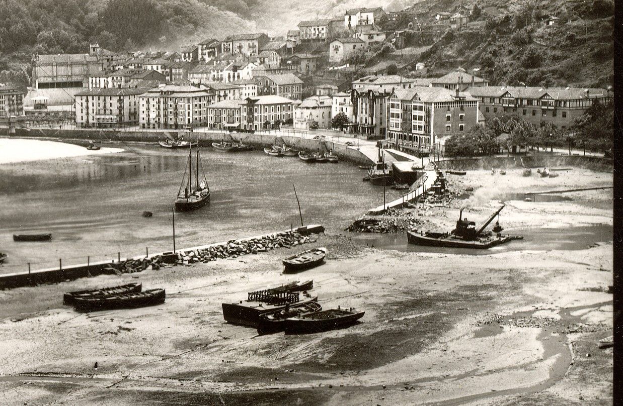 Ondarroak 1980ko urteetan bizi izan zuen oparoaldi handiena. Ordu hartan, 100 arrantzontzi ere izan zituzten, eta, gaur egun, 28 itsasontziri ematen dio babesa portuak. LUIS JAUREGIALTZO / ARGAZKI PRESS. Ondarroak 1980ko urteetan bizi izan zuen oparoaldi handiena. Ordu hartan, 100 arrantzontzi ere izan zituzten, eta, gaur egun, 28 itsasontziri ematen dio babesa portuak. LUIS JAUREGIALTZO / ARGAZKI PRESS.