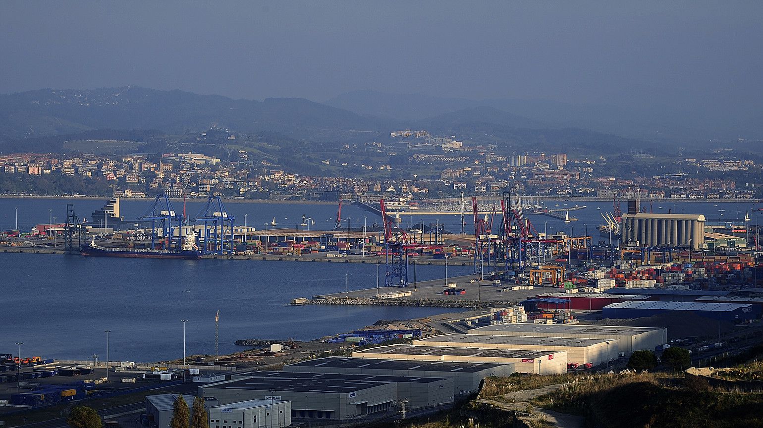 Abrako portuak 2,6 km koadro kendu dizkio itsasoari, eta 3,2 kilometroko kaia eraiki dute bertan. Gaur egun, itxura hau dauka Bilboko portuak. BILBOKO PORTUA. Abrako portuak 2,6 km koadro kendu dizkio itsasoari, eta 3,2 kilometroko kaia eraiki dute bertan. Gaur egun, itxura hau dauka Bilboko portuak. BILBOKO PORTUA.