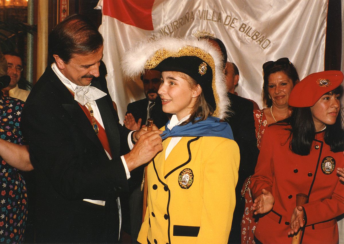 Josu Ortuondo, orduko alkatea, Alicia Carreñori jaietako zapia jartzen. BERRIA.