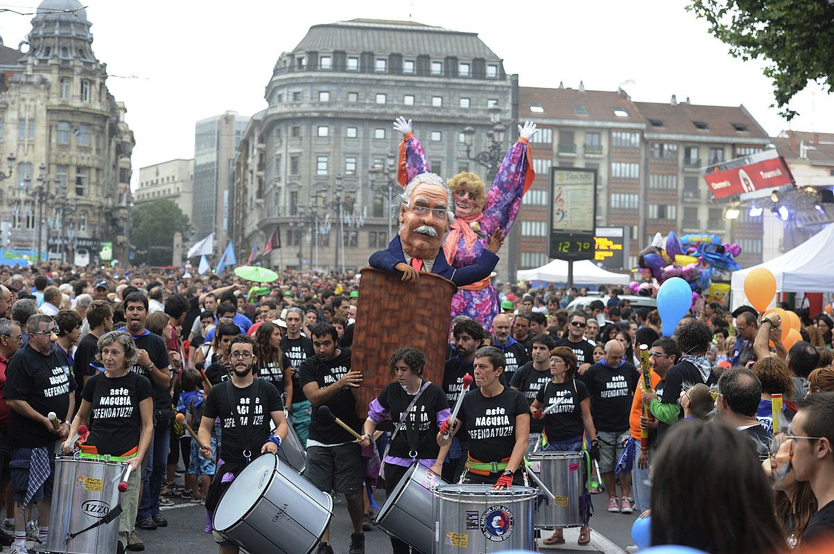 Konpartsakide batzuk, Azkuna alkatearen irudiarekin. LUIS JAUREGIALTZO / ARGAZKI PRESS. Konpartsakide batzuk, Azkuna alkatearen irudiarekin. LUIS JAUREGIALTZO / ARGAZKI PRESS.