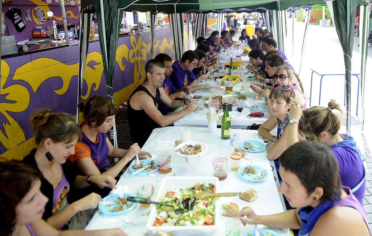 Barnetegi Eguna ospatu zuten atzo, besteak beste bazkalduz eta sagardoa edanez. MARISOL RAMIREZ / ARGAZKI PRESS. Barnetegi Eguna ospatu zuten atzo, besteak beste bazkalduz eta sagardoa edanez. MARISOL RAMIREZ / ARGAZKI PRESS.