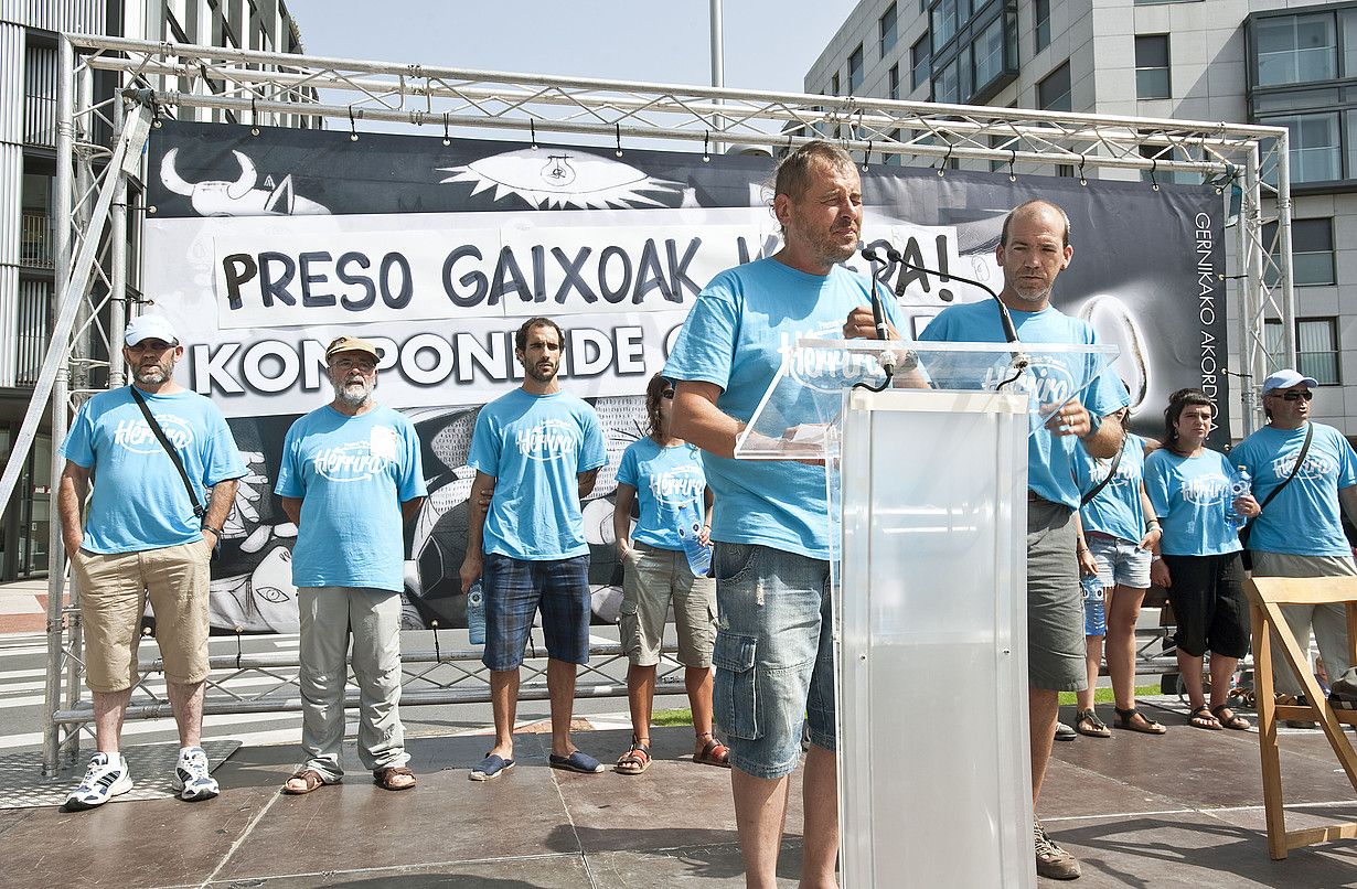 Egunotan Donostiako Ospitalean gose greba egiten ari direnek hitza hartu zuten Gernikako Akordioak antolatutako elkarretaratzean. JON HERNAEZ / ARP.