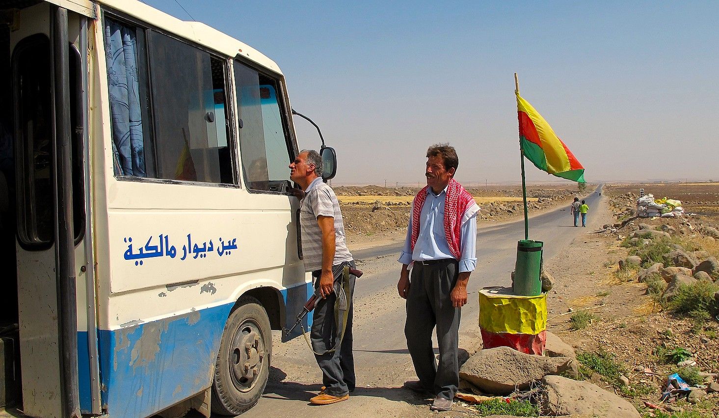 Autobus bat Girke Legeko kontrol postuan, Mendebaldeko Kurdistanen. KARLOS ZURUTUZA.