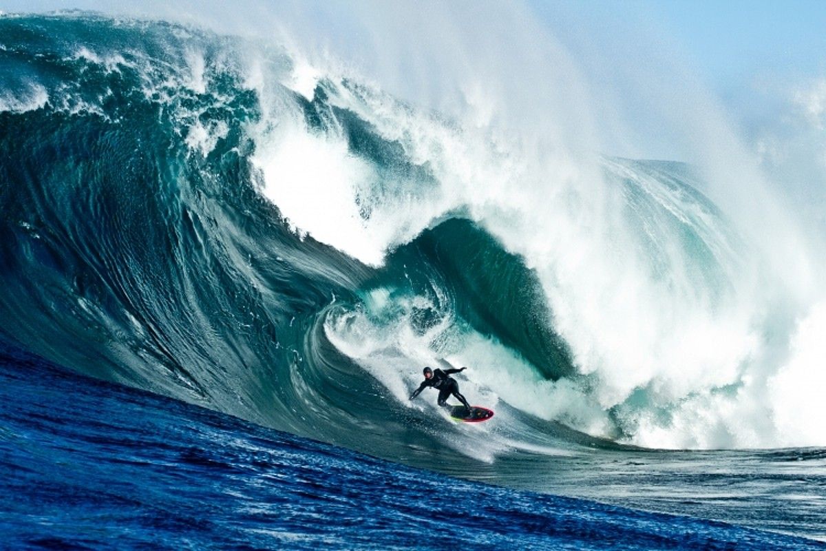 Christopher Nelius eta Justin McMillanen Storm Surfers filma. DONOSTIA ZINEMALDIA.