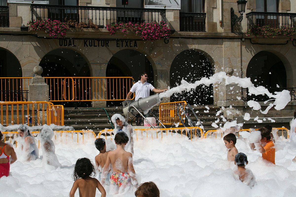 Gaztetxoentzako apar festa egongo da gaur eguerdian. TXEBI ARRIAGA / BUSTURIALDEKO HITZA. Gaztetxoentzako apar festa egongo da gaur eguerdian. TXEBI ARRIAGA / BUSTURIALDEKO HITZA.