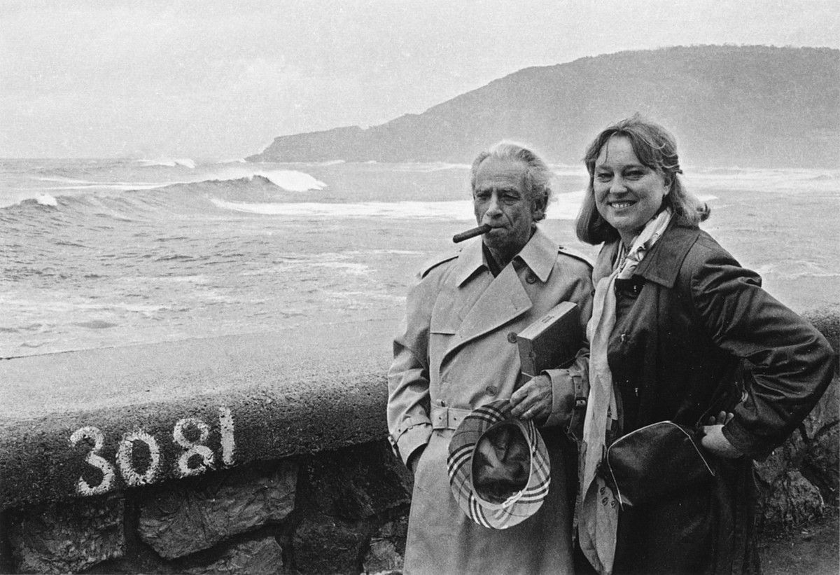 Sam Fuller eta Christa Lang, Donostiako Zinemaldian, 1983an. TXEMA ORMAZABAL / DONOSTIA ZINEMALDIA-SAN TELMO MUSEOA. Sam Fuller eta Christa Lang, Donostiako Zinemaldian, 1983an. TXEMA ORMAZABAL / DONOSTIA ZINEMALDIA-SAN TELMO MUSEOA.